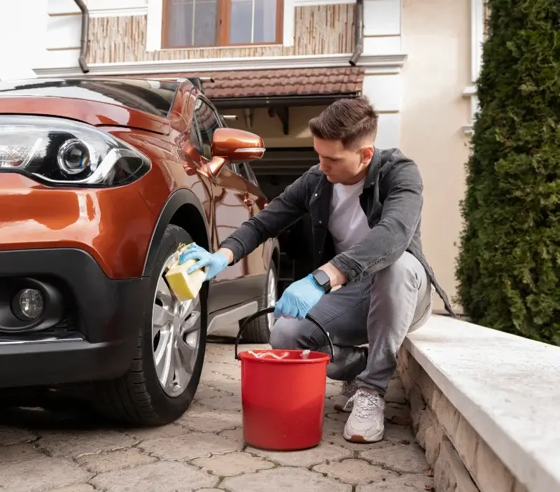 Lavage auto à domicile Guemps : professionnel intervenant sur un véhicule